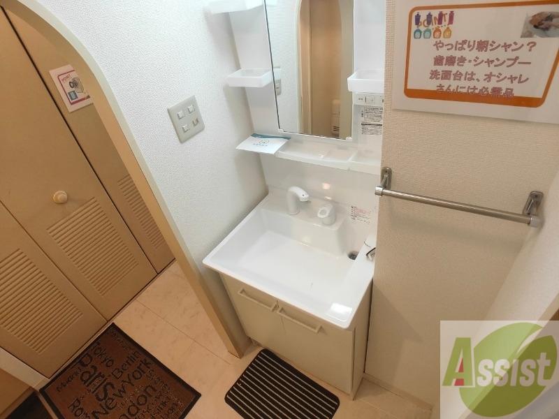 洗面設備　独立洗面台です。大きくてよいですね。シャンプーもできます。
