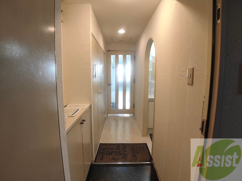 玄関　【玄関】　玄関です。すぐ広いリビングにつながっています。