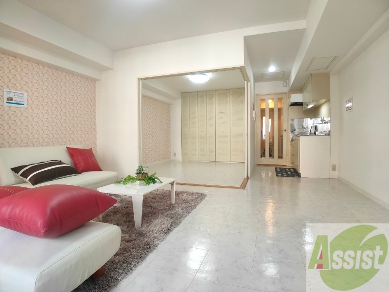 居室・リビング　リビングです。白を基調としていてお部屋全体が明るいですね！