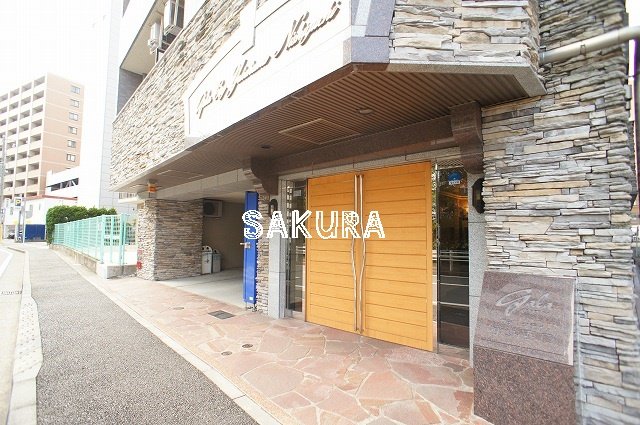 エントランス　重厚感のある建物デザイン♪