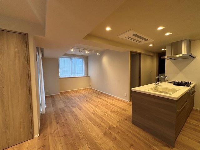 居室・リビング　窓が多く明るい室内です。