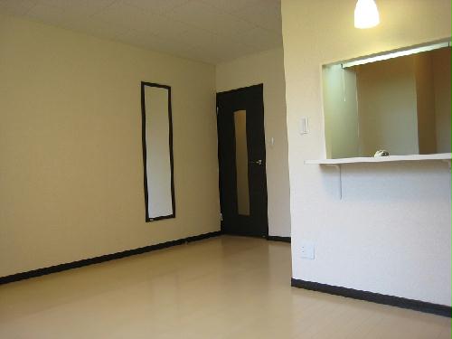 居室・リビング　姿見（鏡）がついています