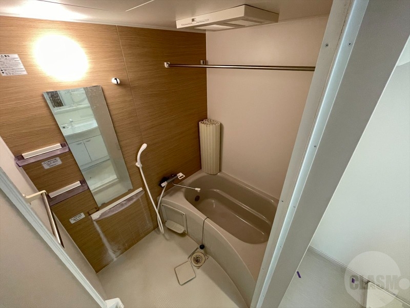 バス・シャワールーム　乾燥機能付きのバスルーム