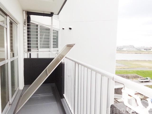 バルコニー　バルコニーからは淀川が一望できます。