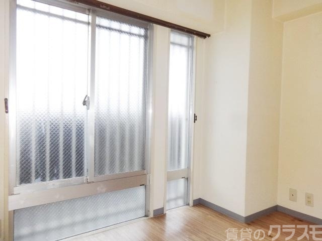 居室・リビング　窓からの光がいい感じです。