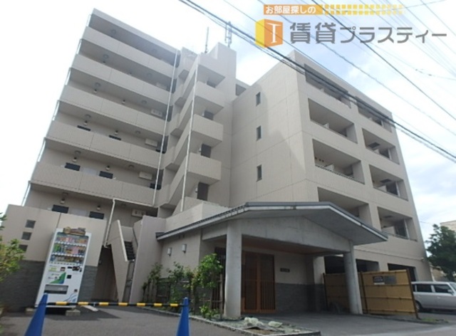 建物外観　和モダンなエントランスと重厚感が共存するレジデンス。