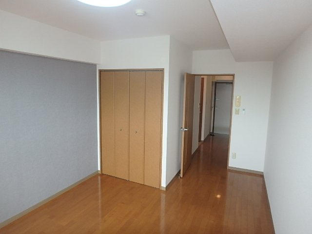 居室・リビング　アクセントクロスをあしらった室内空間。