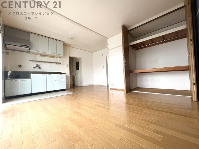 居室・リビング　床色が落ち着いた色合いで綺麗です♪