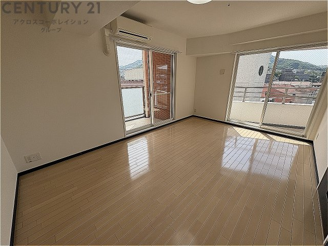 居室・リビング　南向きエアコン付きの8.2帖の洋室です♪