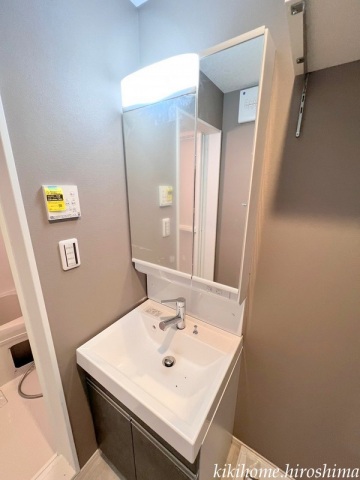 洗面設備　写真は別のお部屋です。現況優先ください。