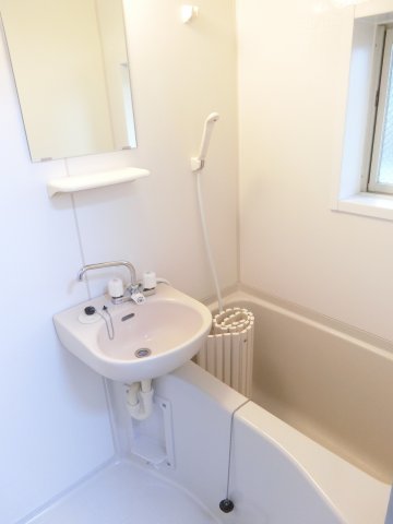 バス・シャワールーム　浴室には窓もあり、換気ができて清潔に保てます。※前回募集時の
