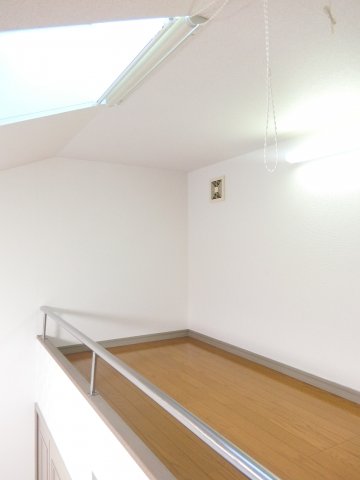 その他　電源、換気扇もあり快適なロフト。天窓から明るく陽が入ります。