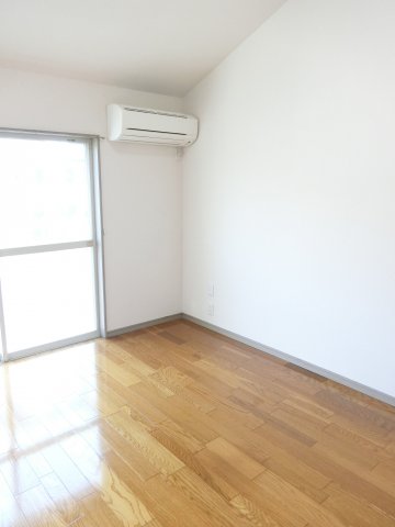 居室・リビング　壁には遮音シートが張ってあるため、生活音が軽減されます。※前