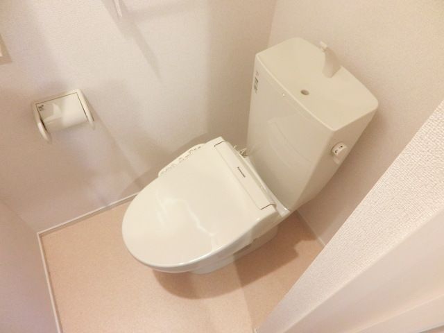 トイレ　嬉しいウォシュレット付きです