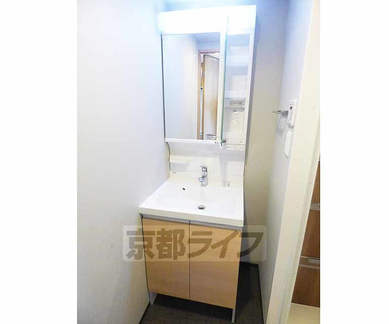 洗面設備　嬉しい独立洗面台です。