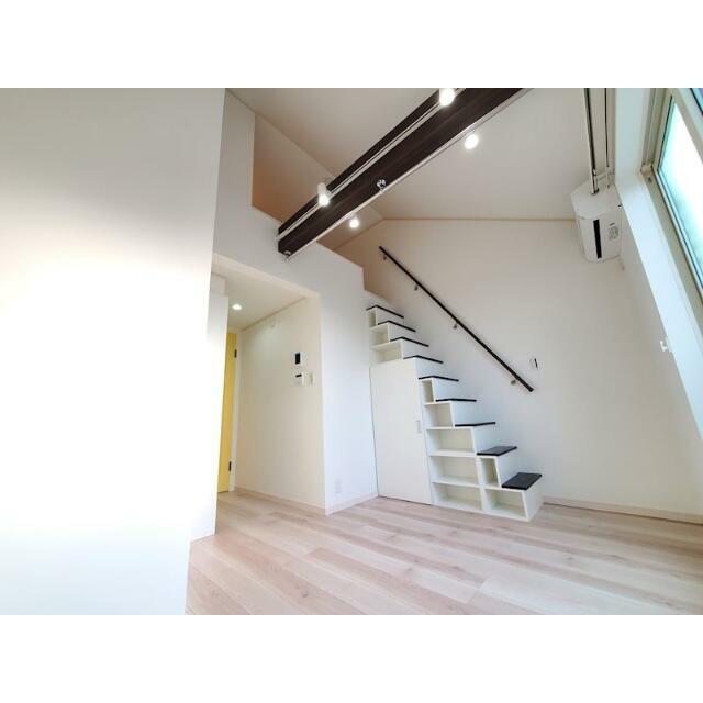 居室・リビング　天井が高く開放感があります！