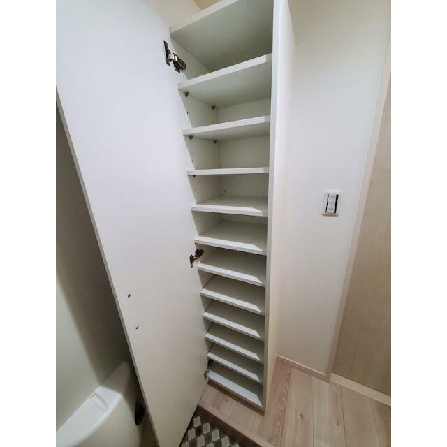 玄関　シューズボックスは棚の高さが調節可能でブーツも入ります！