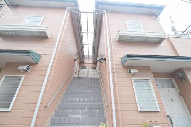 ロビー　この階段を登った先にあなたの新生活が待っていますよ。