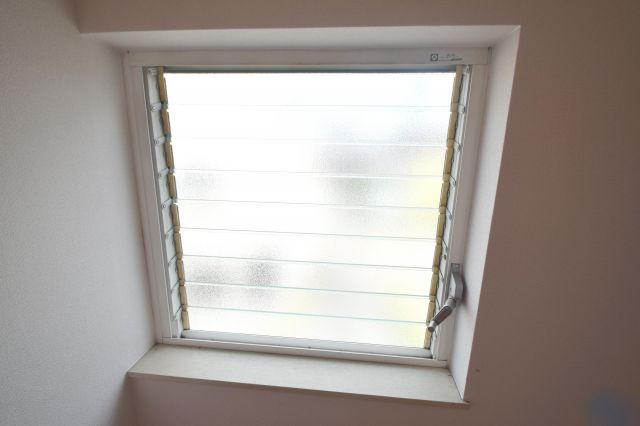 その他設備　キッチンにも窓があります。