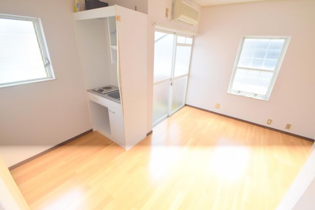 居室・リビング　明るいお部屋は風通しも良く、心地よい気分になります。