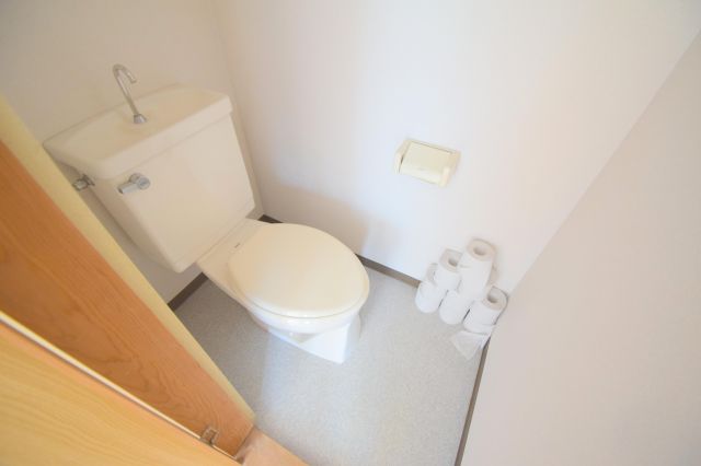 トイレ　白くてピカピカのトイレですね。癒しの空間になりそう。