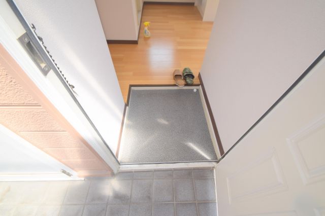 玄関　お部屋の入口には何も置かず、シンプルが一番ですね。