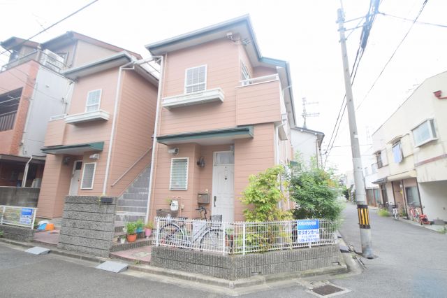 建物外観　閑静な住宅地にある、落ちついた色合いのキレイな建物です。