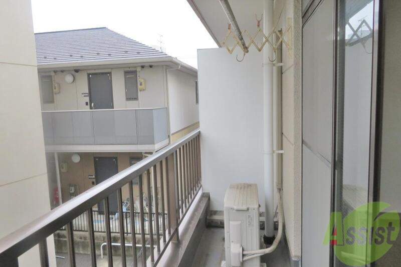 バルコニー　ベランダも付いて、お布団も干せますね。