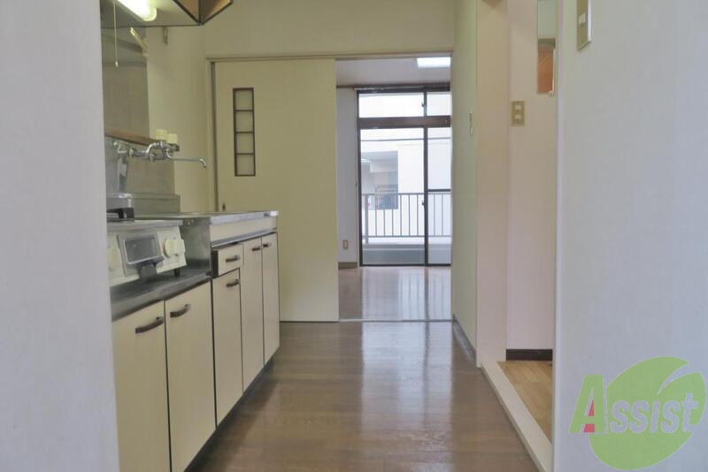 玄関　玄関から真正面にお部屋が見えますね。