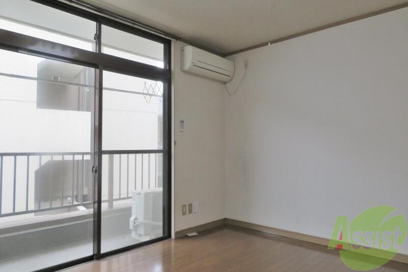 居室・リビング　開放的で落ち着いた感じのお部屋になってます。