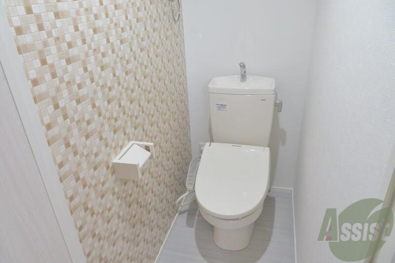 トイレ　トイレの壁紙がおしゃれですね。清潔感もあります。