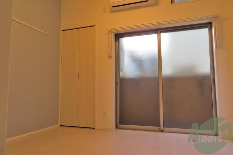 居室・リビング　大きな窓印象的なお部屋です。開放感があります。