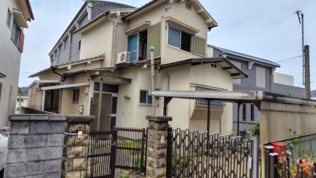 建物外観　角地に位置する駐車場付き戸建て