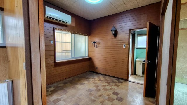 居室・リビング　エアコン付きのダイニングスペース