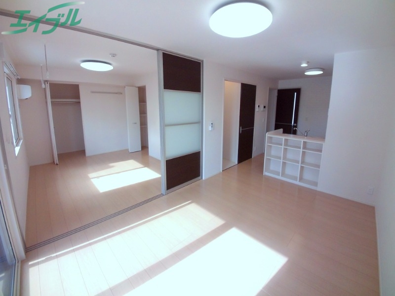 居室・リビング　同型反転参考写真