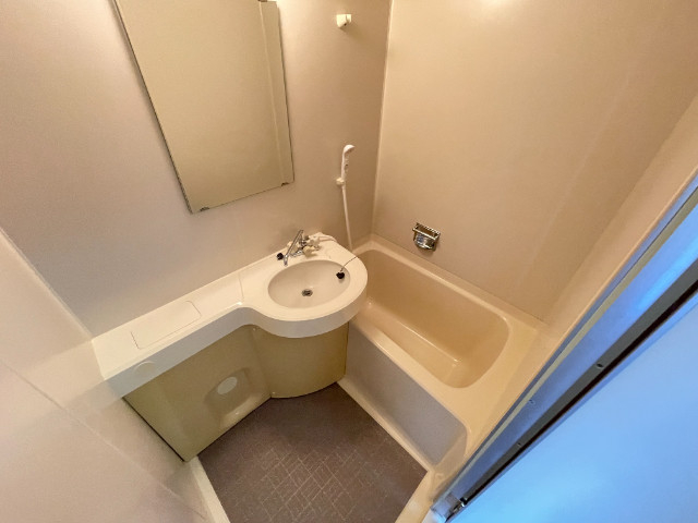 バス・シャワールーム　洗面台付お風呂！小物も置けるようになってます！