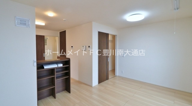 居室・リビング　同型別部屋写真（反転）