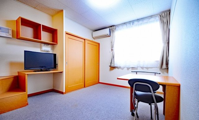 居室・リビング　同物件、別号室のものです。