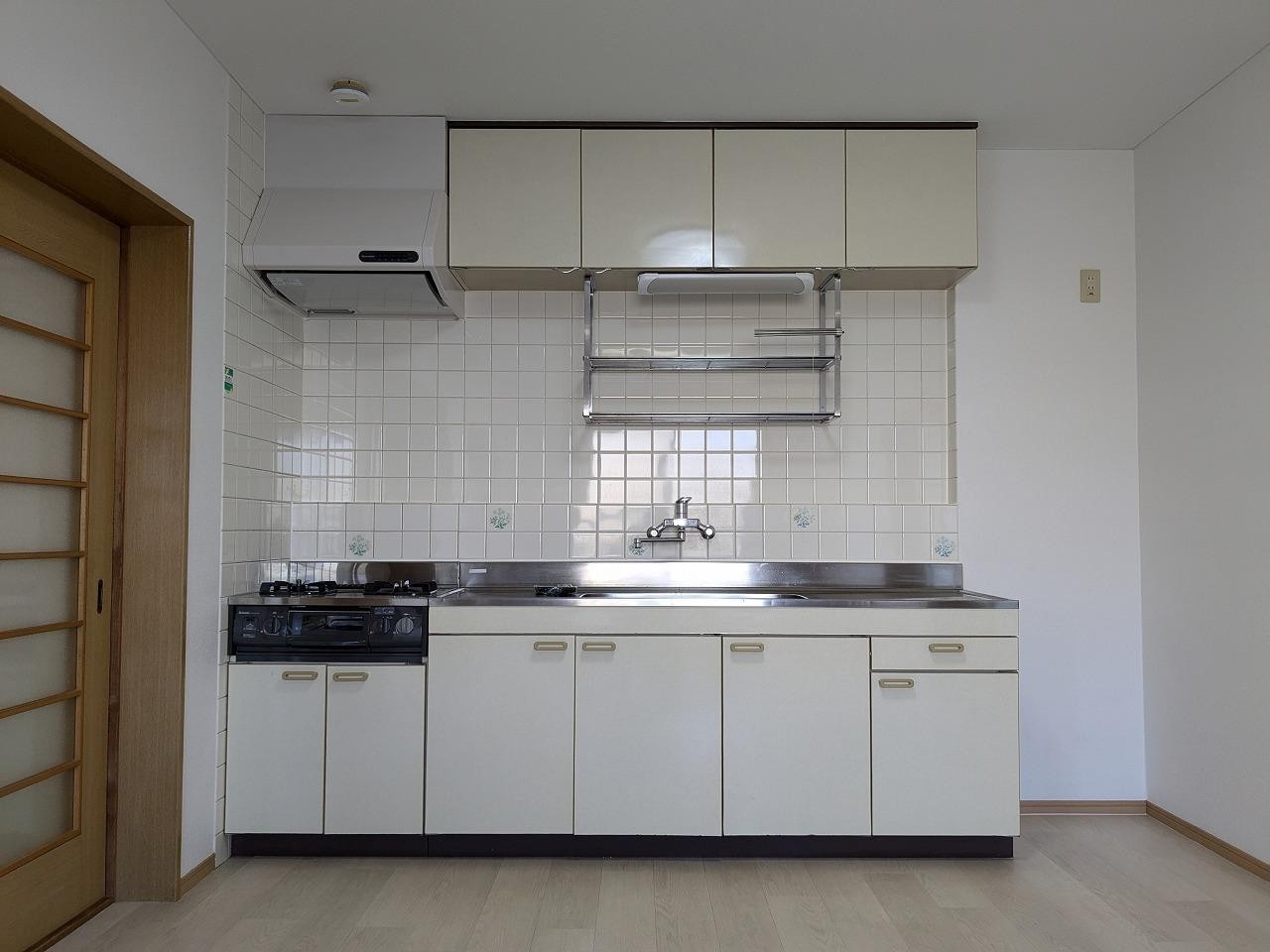 キッチン　他部屋の写真を使用しています