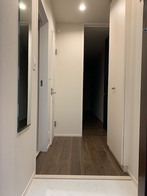 玄関　※別号室の参考写真となります。