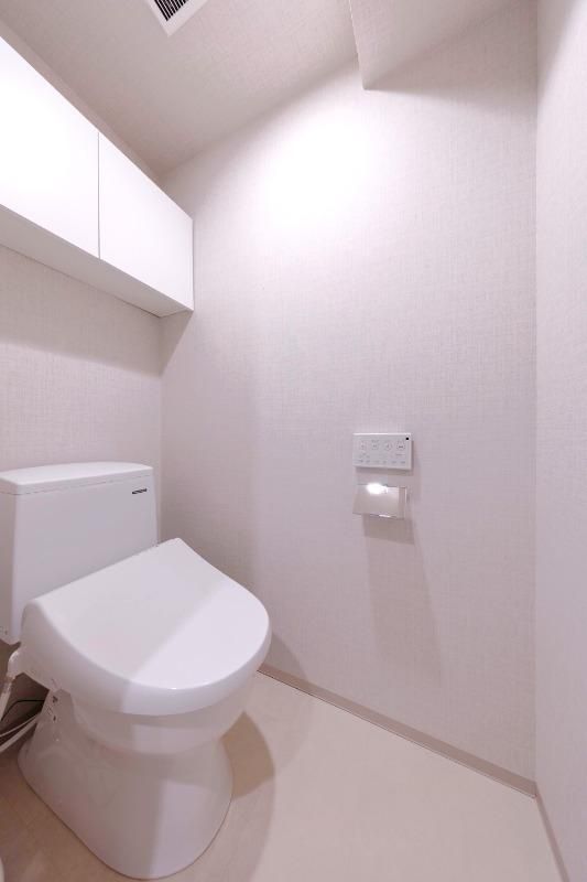 トイレ　落ち着いた色調のトイレです