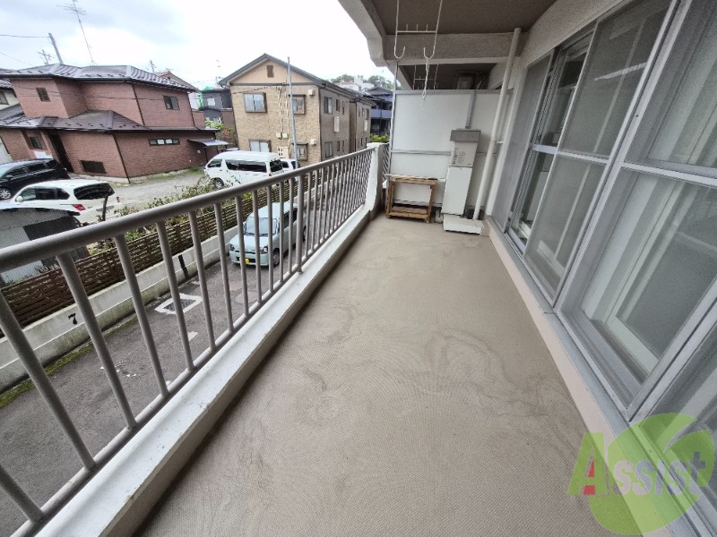 バルコニー　ベランダはよく日が当たり気持ちの良い空間です。
