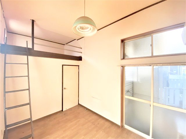 居室・リビング　二面採光で明るいお部屋