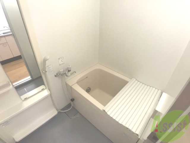 バス・シャワールーム　浴槽付きのお風呂です。ここで一日の疲れを癒しましょう。