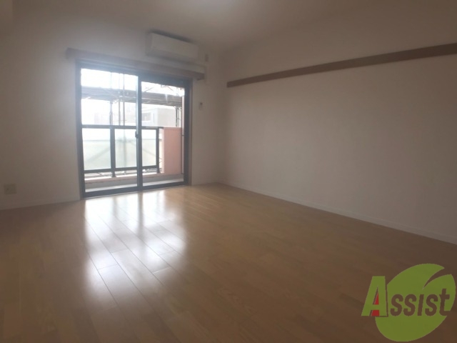 居室・リビング　南向きの大きめの窓から日差しがたっぷり入る明るいお部屋です。