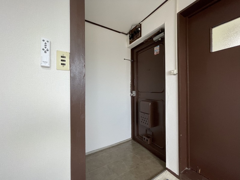 玄関　※同物件・反転タイプの写真です。