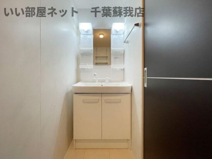 洗面設備　明るい洗面所です