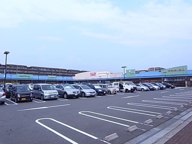 スーパー　グルメシティ（スーパー）まで604m