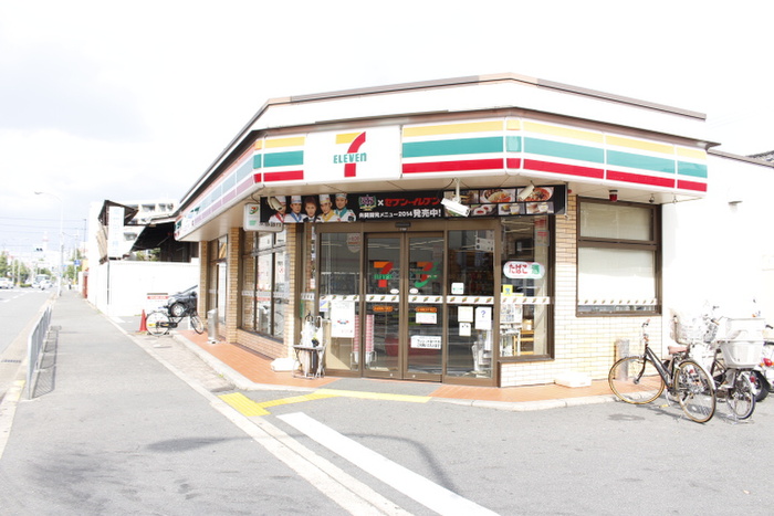 コンビニ　セブンイレブン（コンビニ）まで695m