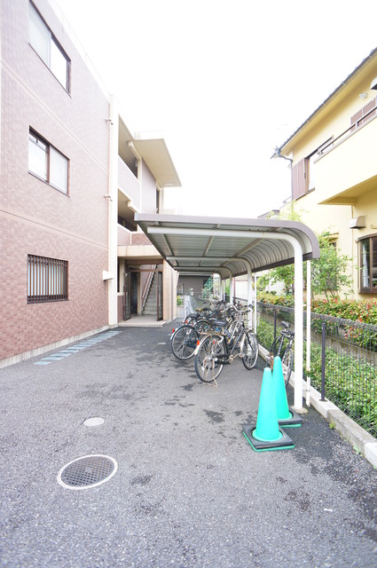 その他共有部分　うれしい屋根付の駐輪場です☆